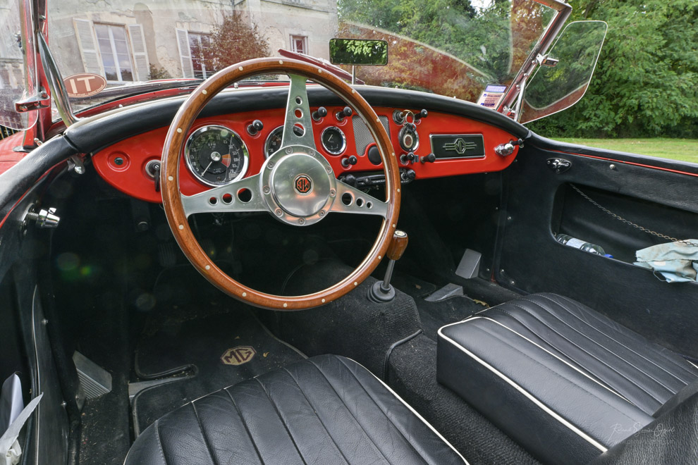 Location de voiture ancienne en Vendée avec chateau en fond